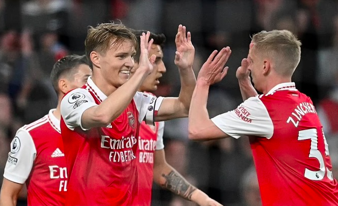 Arsenal trở lại đỉnh bảng Ngoại hạng Anh